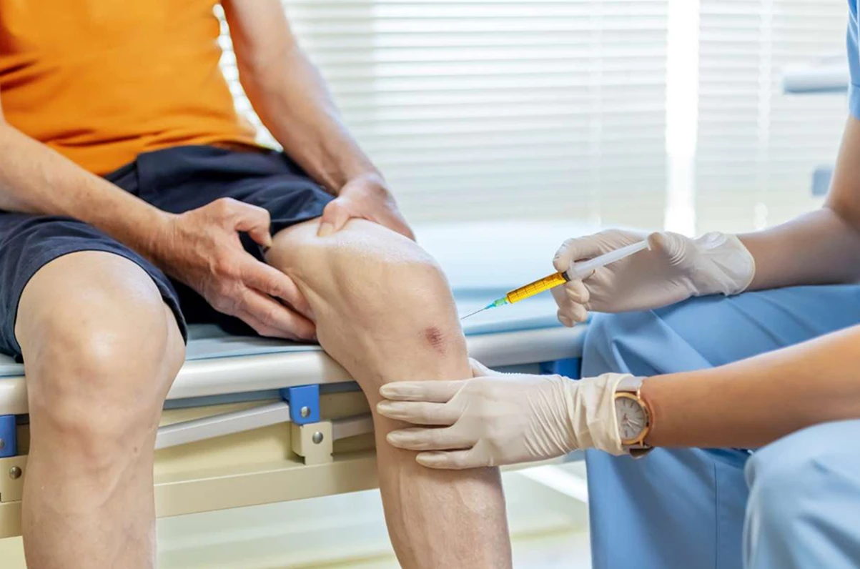 Aplicación de tratamiento en rodilla