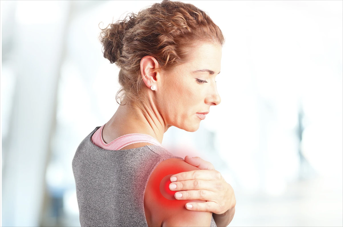 Mujer con dolor en el hombro